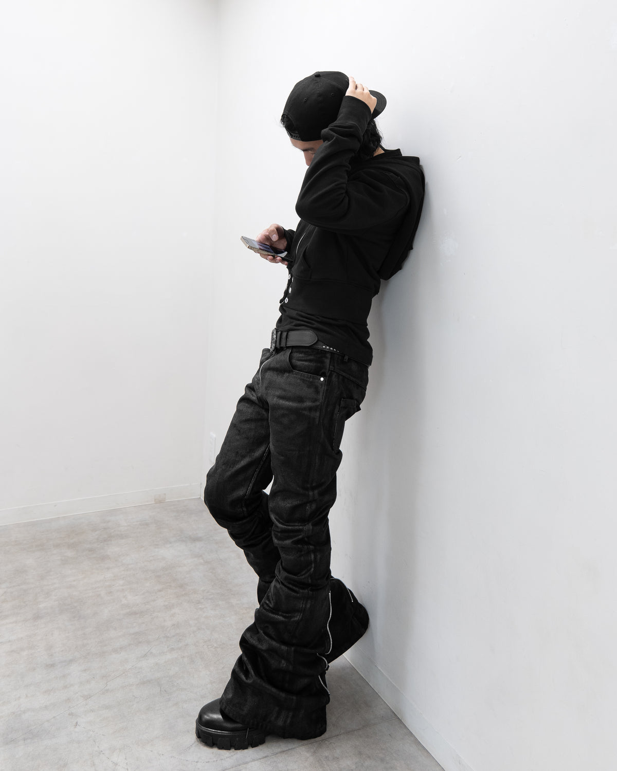 BACK ZIP COATING SKINNY FLARE PANTS